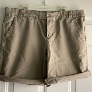 GAP khaki boyfriend roll-up shorts